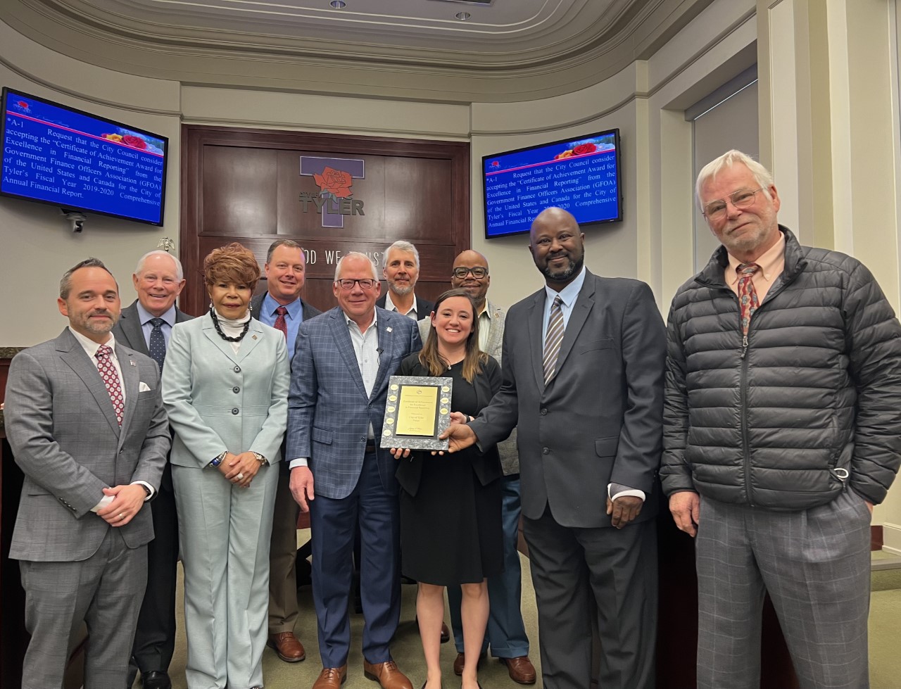City accepts Certificate of Achievement Award for Excellence in Financial Reporting